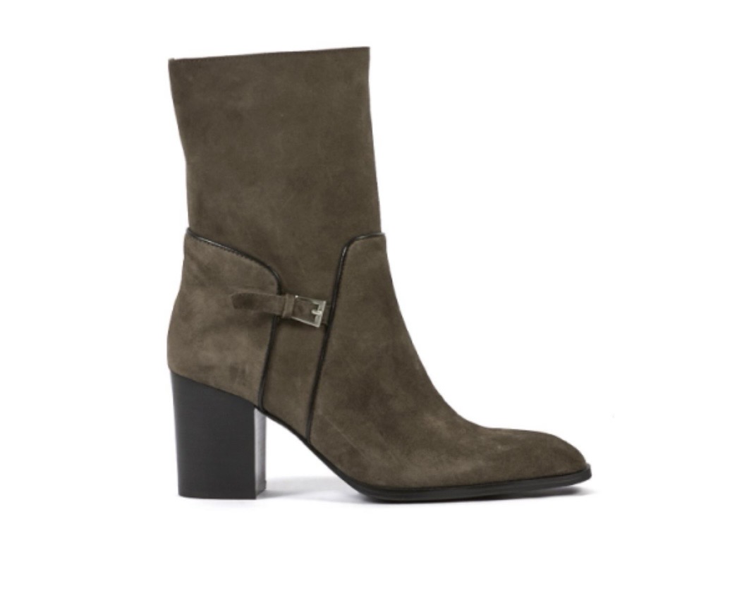 Footwear 32
